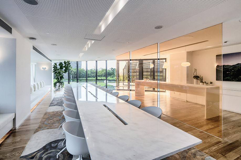 福冠辦公家具外觀設(shè)計時尚，彰顯綠色環(huán)保個性。獨特強弱電線路設(shè)計，保障您的安全。